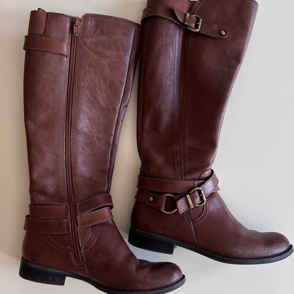 Tall 5M brown leather boots with zipper. Small heel.